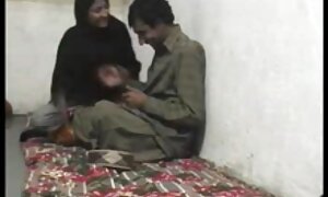 مردی با ماسک سیاه با آریتا آدامز عکس سکسکده می خوابد