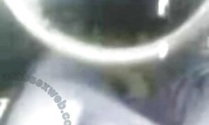 او بدن خود را به شیرینی خیس تراشیده خود فرو عکسسوپرکس برد