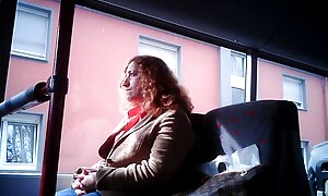 جیک یکی از دوستانش را بر عکس کونوکوس روی باسنش لغزید